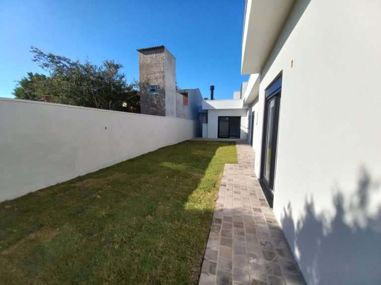 CASA PLANA COM 3 DORMITÓRIOS, SENDO UM SUÍTE, GARAGEM PARA DOIS CARROS, NO JARDIM MAUÁ