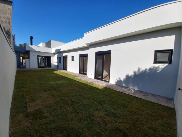 CASA PLANA COM 3 DORMITÓRIOS, SENDO UM SUÍTE, GARAGEM PARA DOIS CARROS, NO JARDIM MAUÁ