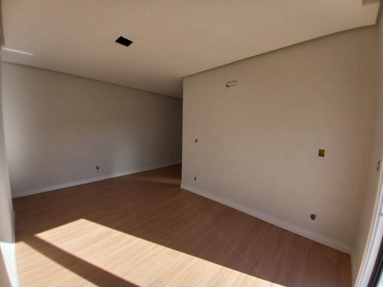 CASA PLANA COM 3 DORMITÓRIOS, SENDO UM SUÍTE, GARAGEM PARA DOIS CARROS, NO JARDIM MAUÁ