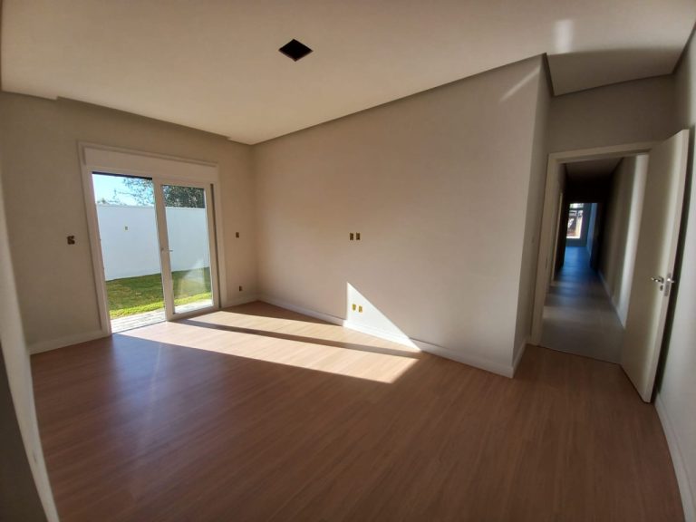 CASA PLANA COM 3 DORMITÓRIOS, SENDO UM SUÍTE, GARAGEM PARA DOIS CARROS, NO JARDIM MAUÁ