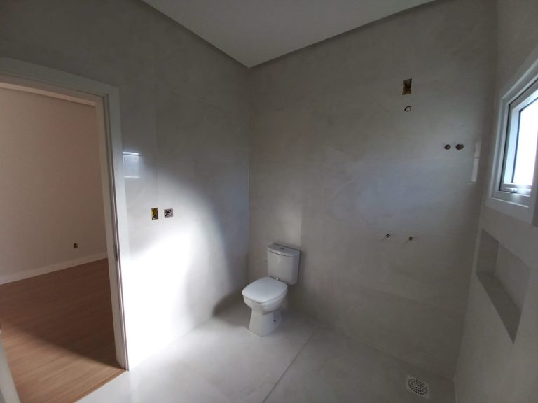 CASA PLANA COM 3 DORMITÓRIOS, SENDO UM SUÍTE, GARAGEM PARA DOIS CARROS, NO JARDIM MAUÁ