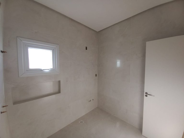 CASA PLANA COM 3 DORMITÓRIOS, SENDO UM SUÍTE, GARAGEM PARA DOIS CARROS, NO JARDIM MAUÁ
