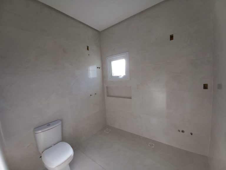CASA PLANA COM 3 DORMITÓRIOS, SENDO UM SUÍTE, GARAGEM PARA DOIS CARROS, NO JARDIM MAUÁ