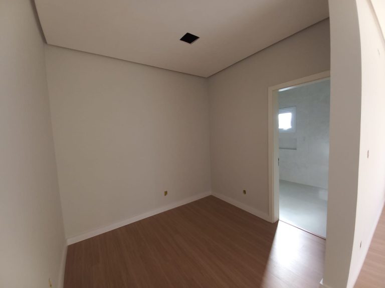 CASA PLANA COM 3 DORMITÓRIOS, SENDO UM SUÍTE, GARAGEM PARA DOIS CARROS, NO JARDIM MAUÁ