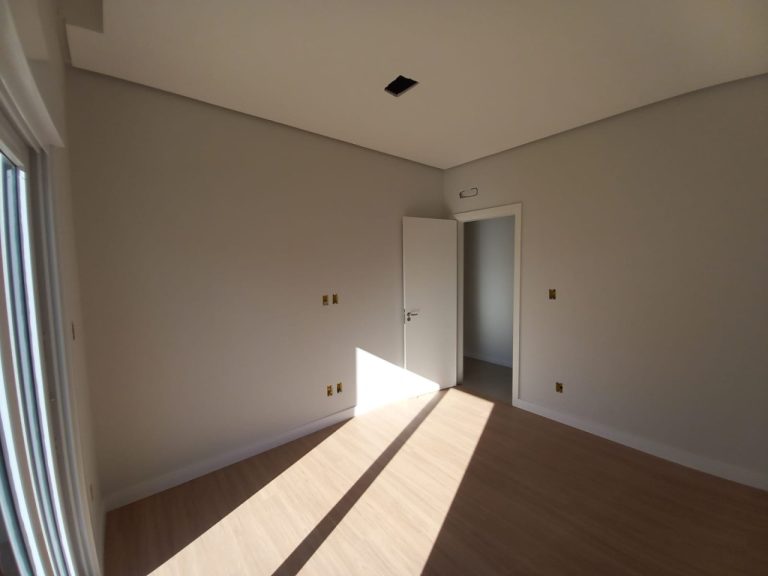 CASA PLANA COM 3 DORMITÓRIOS, SENDO UM SUÍTE, GARAGEM PARA DOIS CARROS, NO JARDIM MAUÁ