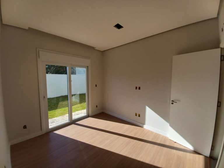 CASA PLANA COM 3 DORMITÓRIOS, SENDO UM SUÍTE, GARAGEM PARA DOIS CARROS, NO JARDIM MAUÁ