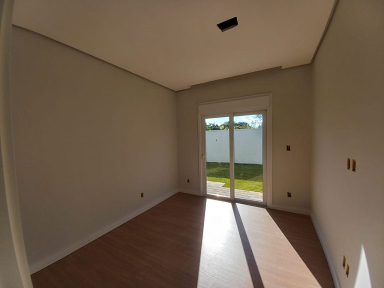 CASA PLANA COM 3 DORMITÓRIOS, SENDO UM SUÍTE, GARAGEM PARA DOIS CARROS, NO JARDIM MAUÁ