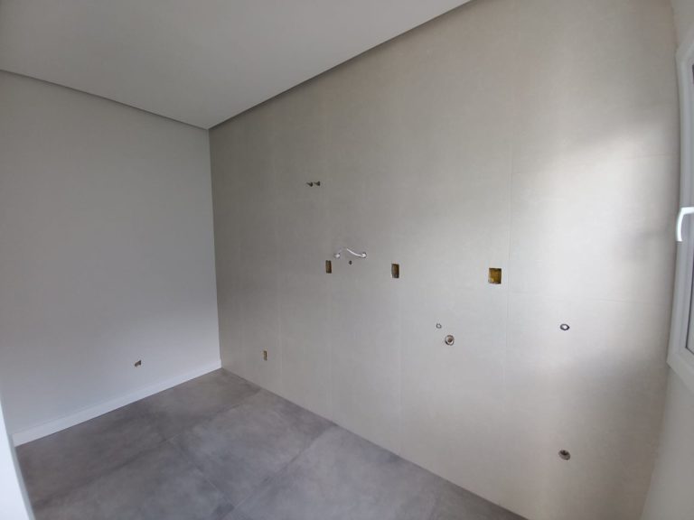 CASA PLANA COM 3 DORMITÓRIOS, SENDO UM SUÍTE, GARAGEM PARA DOIS CARROS, NO JARDIM MAUÁ
