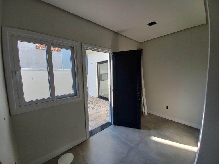 CASA PLANA COM 3 DORMITÓRIOS, SENDO UM SUÍTE, GARAGEM PARA DOIS CARROS, NO JARDIM MAUÁ