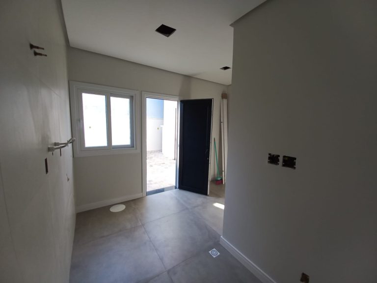 CASA PLANA COM 3 DORMITÓRIOS, SENDO UM SUÍTE, GARAGEM PARA DOIS CARROS, NO JARDIM MAUÁ