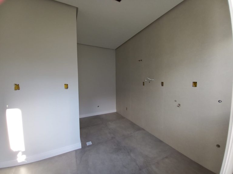 CASA PLANA COM 3 DORMITÓRIOS, SENDO UM SUÍTE, GARAGEM PARA DOIS CARROS, NO JARDIM MAUÁ