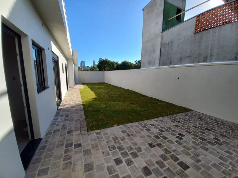 CASA PLANA COM 3 DORMITÓRIOS, SENDO UM SUÍTE, GARAGEM PARA DOIS CARROS, NO JARDIM MAUÁ