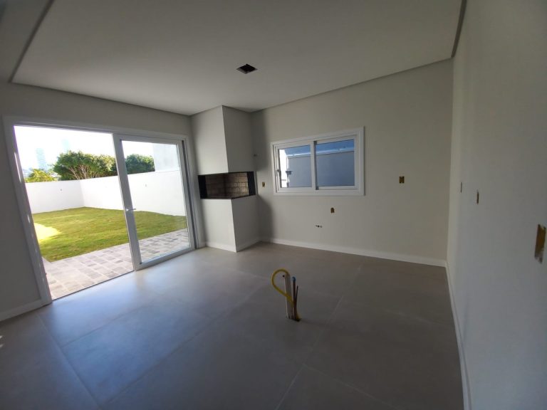 CASA PLANA COM 3 DORMITÓRIOS, SENDO UM SUÍTE, GARAGEM PARA DOIS CARROS, NO JARDIM MAUÁ