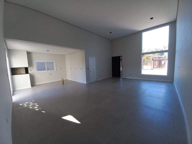 CASA PLANA COM 3 DORMITÓRIOS, SENDO UM SUÍTE, GARAGEM PARA DOIS CARROS, NO JARDIM MAUÁ