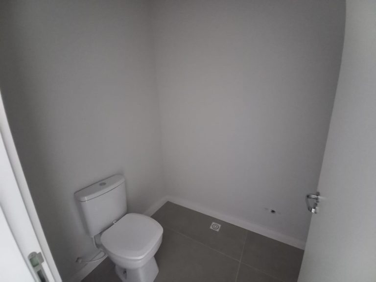 CASA PLANA COM 3 DORMITÓRIOS, SENDO UM SUÍTE, GARAGEM PARA DOIS CARROS, NO JARDIM MAUÁ