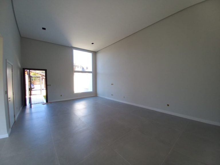 CASA PLANA COM 3 DORMITÓRIOS, SENDO UM SUÍTE, GARAGEM PARA DOIS CARROS, NO JARDIM MAUÁ