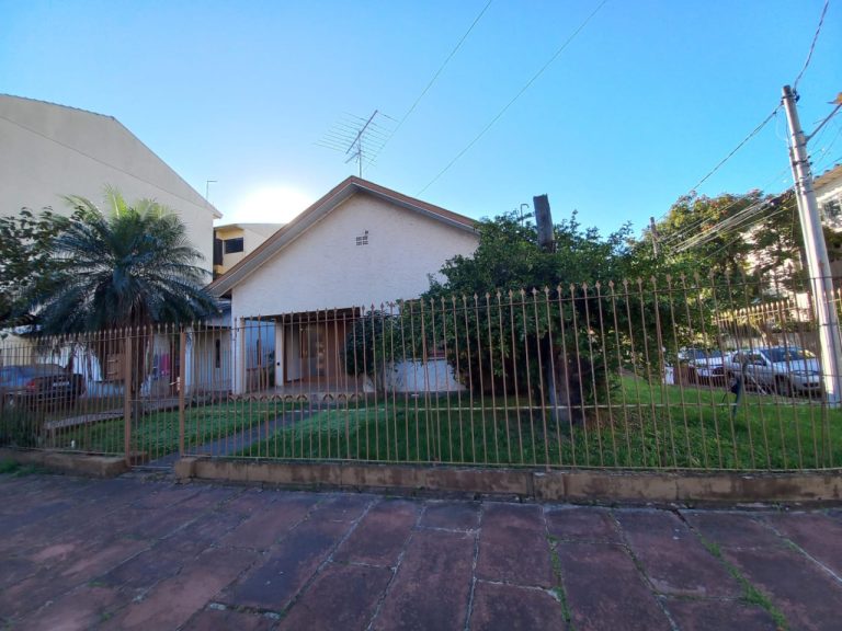 CASA COM 6 DORMITÓRIOS, GARAGEM PARA SEIS CARROS, NO RIO BRANCO