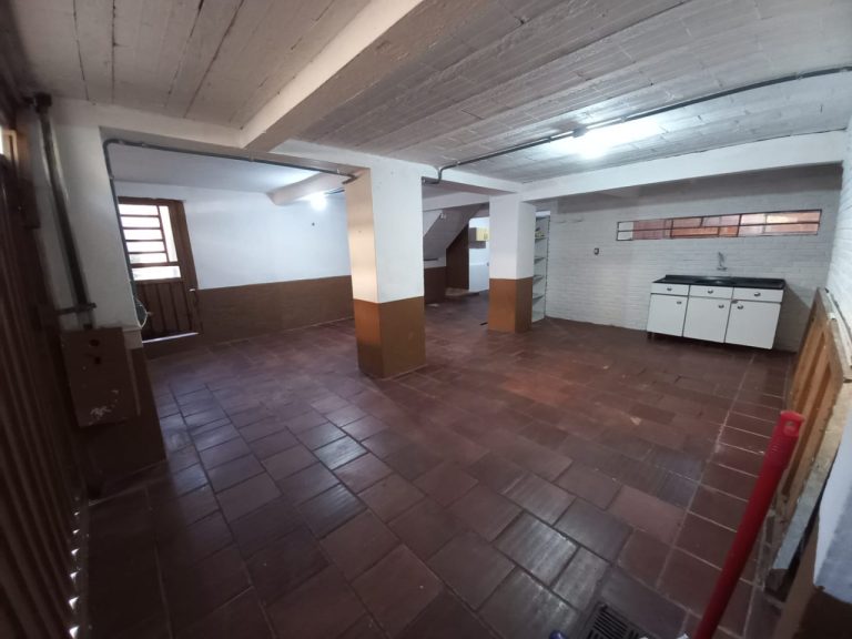 CASA COM 6 DORMITÓRIOS, GARAGEM PARA SEIS CARROS, NO RIO BRANCO