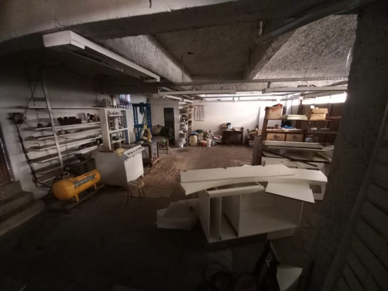 CASA COM 6 DORMITÓRIOS, GARAGEM PARA SEIS CARROS, NO RIO BRANCO