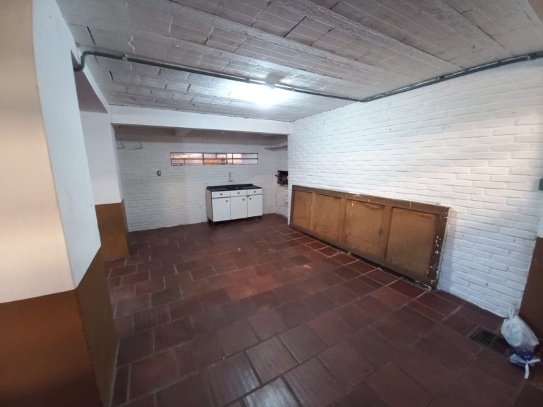 CASA COM 6 DORMITÓRIOS, GARAGEM PARA SEIS CARROS, NO RIO BRANCO