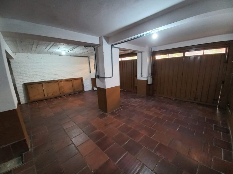 CASA COM 6 DORMITÓRIOS, GARAGEM PARA SEIS CARROS, NO RIO BRANCO