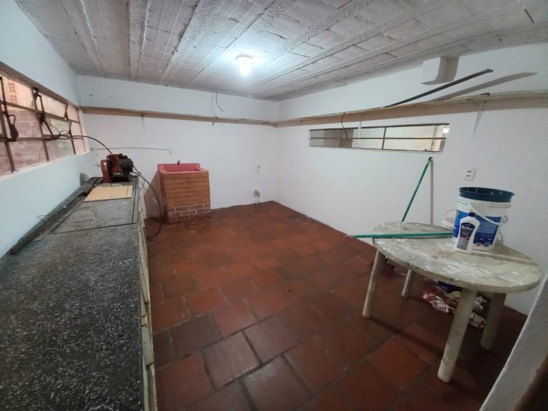 CASA COM 6 DORMITÓRIOS, GARAGEM PARA SEIS CARROS, NO RIO BRANCO