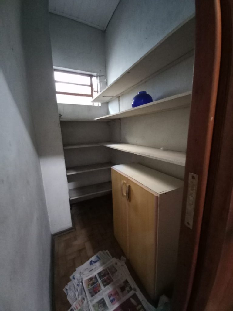 CASA COM 6 DORMITÓRIOS, GARAGEM PARA SEIS CARROS, NO RIO BRANCO
