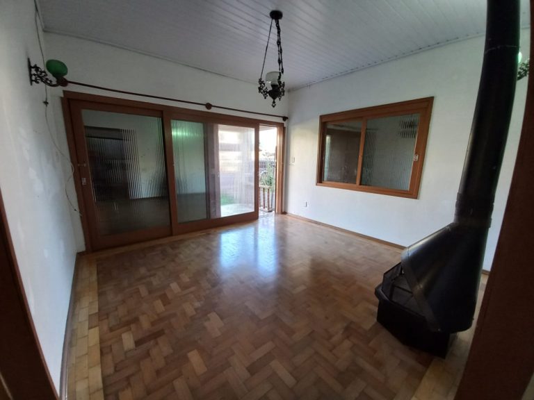 CASA COM 6 DORMITÓRIOS, GARAGEM PARA SEIS CARROS, NO RIO BRANCO