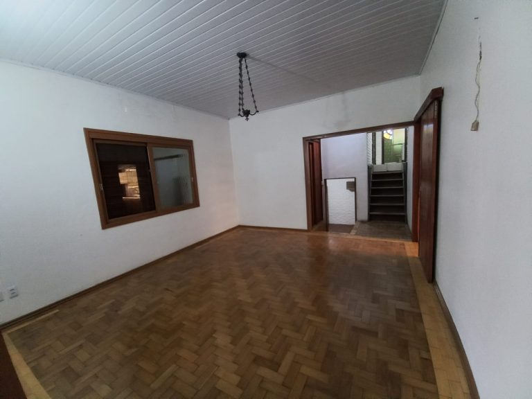 CASA COM 6 DORMITÓRIOS, GARAGEM PARA SEIS CARROS, NO RIO BRANCO