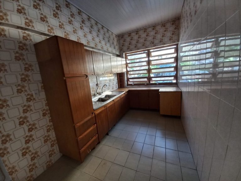 CASA COM 6 DORMITÓRIOS, GARAGEM PARA SEIS CARROS, NO RIO BRANCO