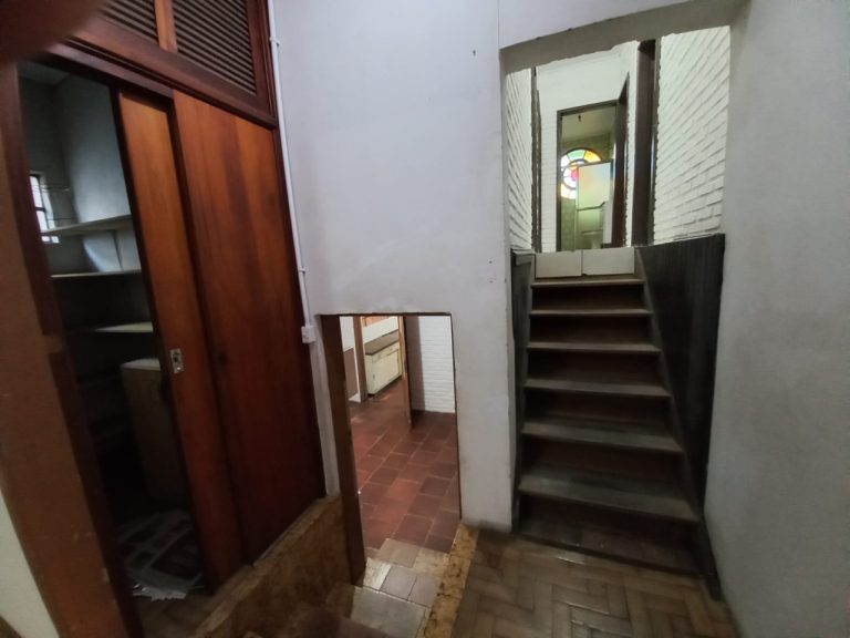 CASA COM 6 DORMITÓRIOS, GARAGEM PARA SEIS CARROS, NO RIO BRANCO