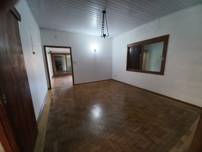 CASA COM 6 DORMITÓRIOS, GARAGEM PARA SEIS CARROS, NO RIO BRANCO