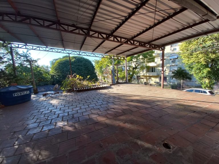 CASA COM 6 DORMITÓRIOS, GARAGEM PARA SEIS CARROS, NO RIO BRANCO