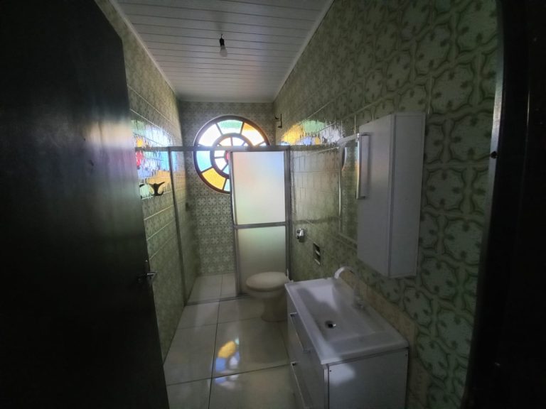 CASA COM 6 DORMITÓRIOS, GARAGEM PARA SEIS CARROS, NO RIO BRANCO
