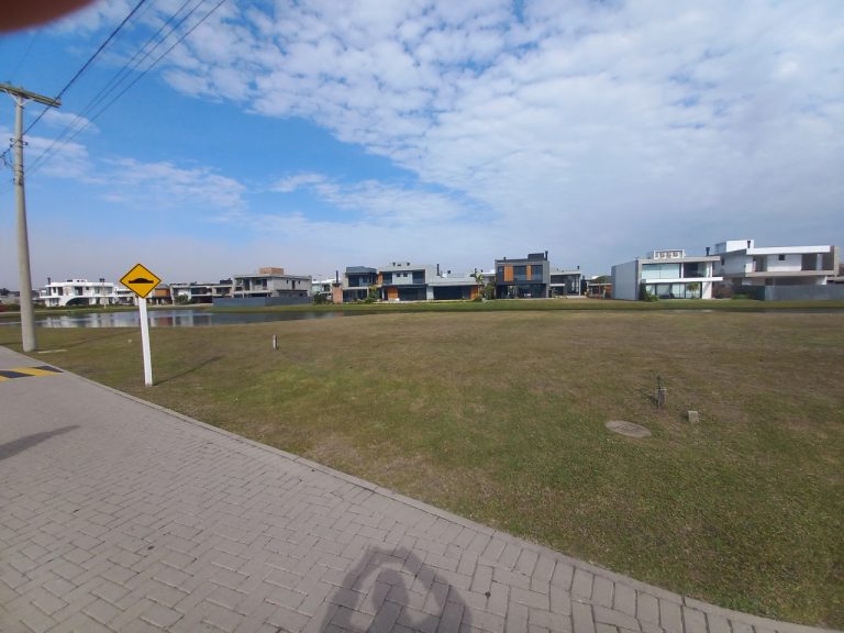 TERRENO PLANO EM CONDOMÍNIO COM 382,73M2, PRAIA DE XANGRI-LÁ