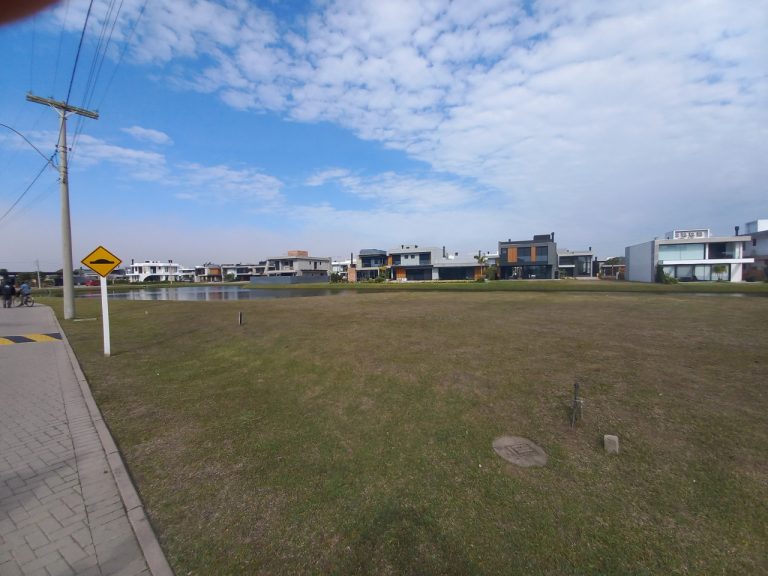 TERRENO PLANO EM CONDOMÍNIO COM 382,73M2, PRAIA DE XANGRI-LÁ