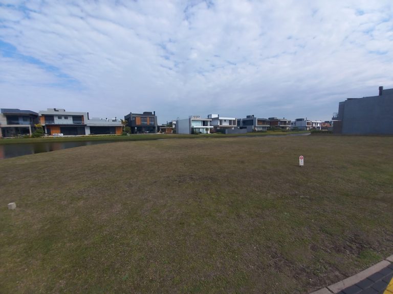 TERRENO PLANO EM CONDOMÍNIO COM 382,73M2, PRAIA DE XANGRI-LÁ