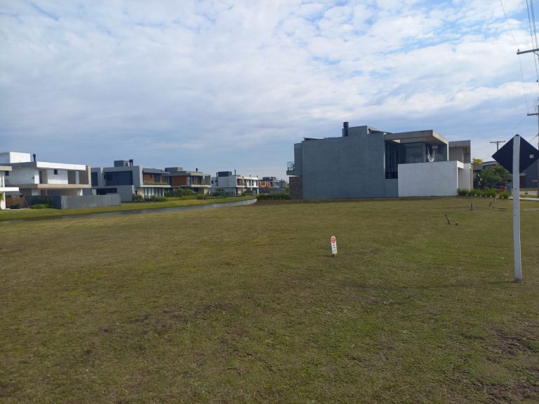 TERRENO PLANO EM CONDOMÍNIO COM 382,73M2, PRAIA DE XANGRI-LÁ