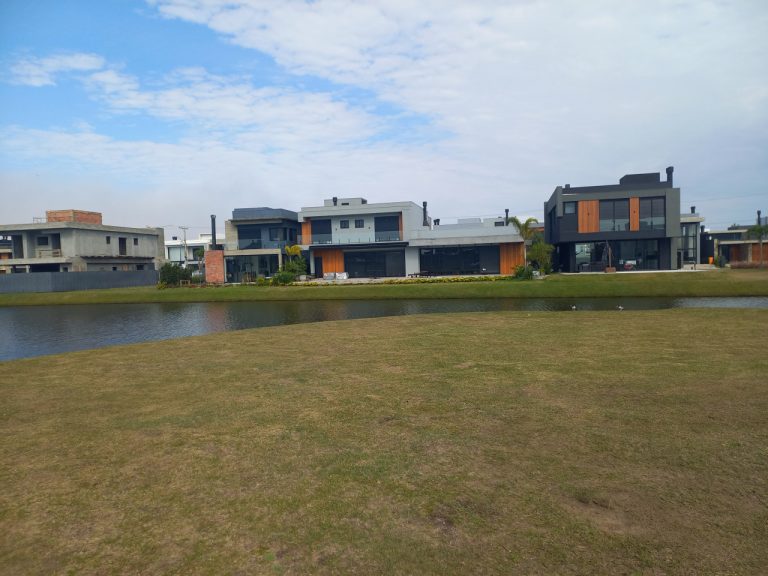 TERRENO PLANO EM CONDOMÍNIO COM 382,73M2, PRAIA DE XANGRI-LÁ