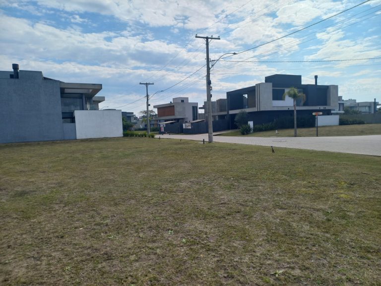 TERRENO PLANO EM CONDOMÍNIO COM 382,73M2, PRAIA DE XANGRI-LÁ