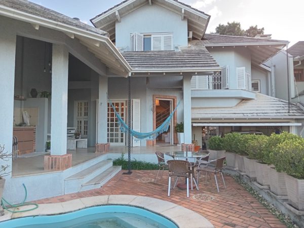 CASA COM 3 DORMITÓRIOS, SENDO UM SUÍTE, DUAS VAGAS DE GARAGEM, NO JARDIM MAUÁ