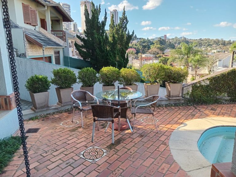 CASA COM 3 DORMITÓRIOS, SENDO UM SUÍTE, DUAS VAGAS DE GARAGEM, NO JARDIM MAUÁ