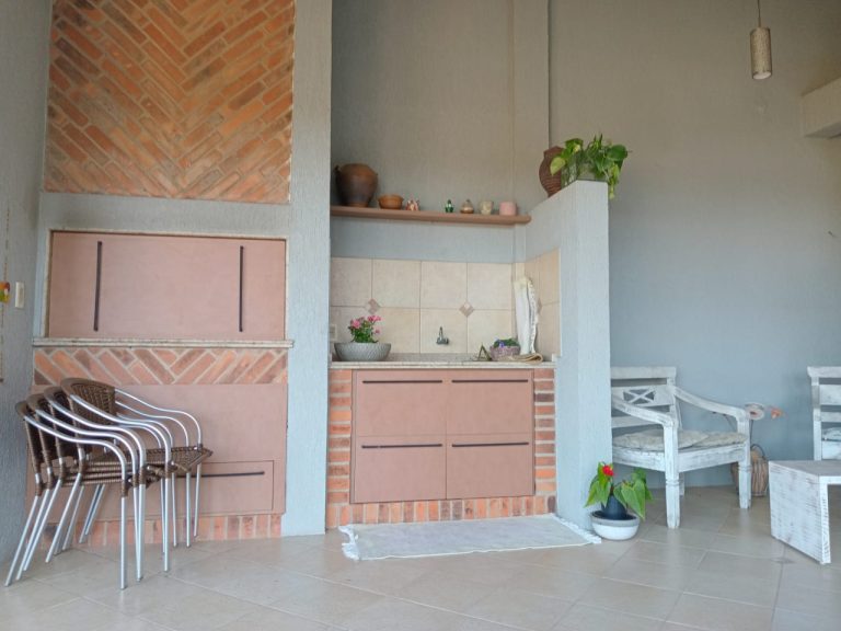 CASA COM 3 DORMITÓRIOS, SENDO UM SUÍTE, DUAS VAGAS DE GARAGEM, NO JARDIM MAUÁ