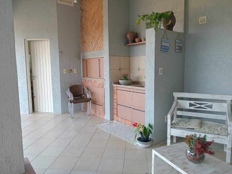 CASA COM 3 DORMITÓRIOS, SENDO UM SUÍTE, DUAS VAGAS DE GARAGEM, NO JARDIM MAUÁ