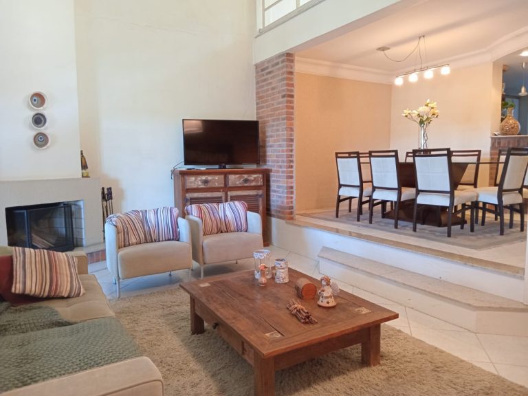 CASA COM 3 DORMITÓRIOS, SENDO UM SUÍTE, DUAS VAGAS DE GARAGEM, NO JARDIM MAUÁ