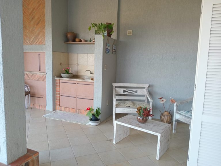 CASA COM 3 DORMITÓRIOS, SENDO UM SUÍTE, DUAS VAGAS DE GARAGEM, NO JARDIM MAUÁ