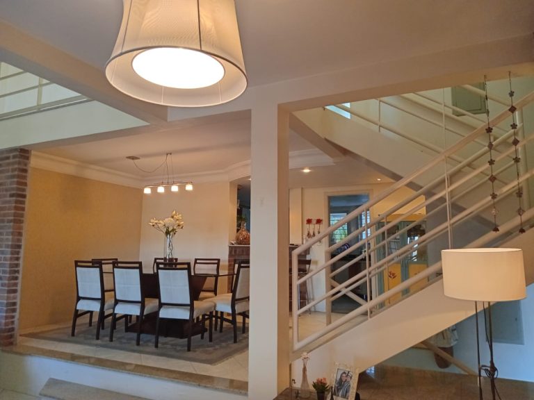 CASA COM 3 DORMITÓRIOS, SENDO UM SUÍTE, DUAS VAGAS DE GARAGEM, NO JARDIM MAUÁ