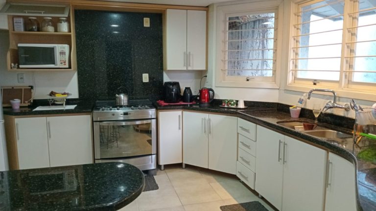 CASA COM 3 DORMITÓRIOS, SENDO UM SUÍTE, DUAS VAGAS DE GARAGEM, NO JARDIM MAUÁ