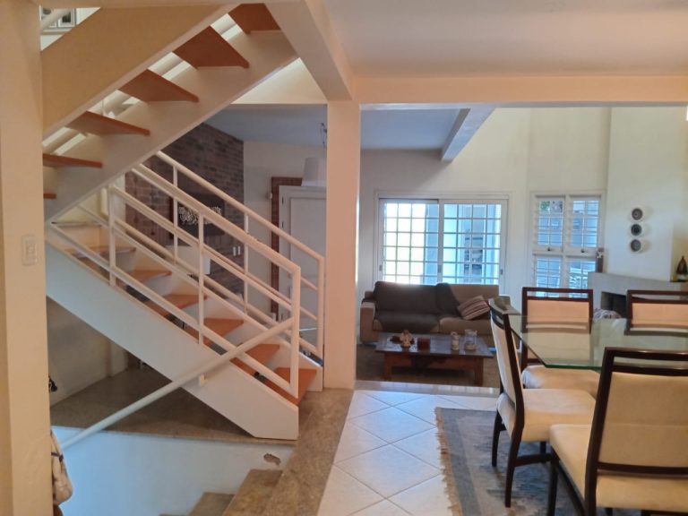 CASA COM 3 DORMITÓRIOS, SENDO UM SUÍTE, DUAS VAGAS DE GARAGEM, NO JARDIM MAUÁ
