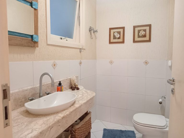 CASA COM 3 DORMITÓRIOS, SENDO UM SUÍTE, DUAS VAGAS DE GARAGEM, NO JARDIM MAUÁ